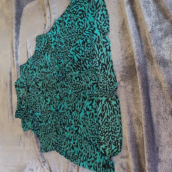 WAS  $68. TORRID Hi/lo Green/Black  sheer top size 2 - Picture 11 of 15